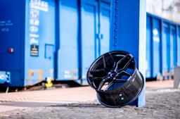 JR Wheels JR35 Svart aluminiumsfelger montert på bil i en stemningsfull omgivelse