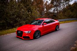 JR Wheels JR35 Grå aluminiumfälg monterade på bil i stämnigsfull miljö