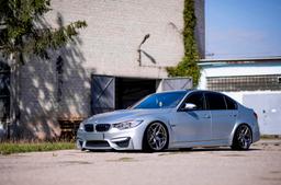 JR Wheels JR35 Grå aluminiumfälg monterade på bil i stämnigsfull miljö