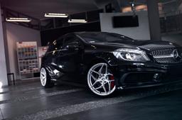 JR Wheels JR35 Sølv aluminiumsfelger montert på bil i en stemningsfull omgivelse