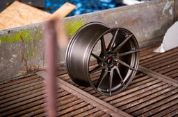 JR Wheels JR36 Bronse aluminiumsfelger montert på bil i en stemningsfull omgivelse