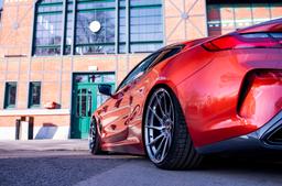 JR Wheels JR36 Grå aluminiumfälg monterade på bil i stämnigsfull miljö