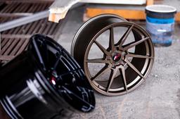 JR Wheels JR36 Bronse aluminiumsfelger montert på bil i en stemningsfull omgivelse