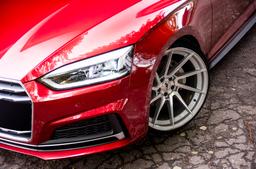 JR Wheels JR36 Sølv aluminiumsfælge monteret på bil i en stemningsfuld omgivelse