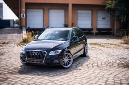 JR Wheels JR36 Hopea alumiinivanteet asennettuna autoon tunnelmallisessa ympäristössä