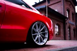 JR Wheels JR37 Silver aluminiumfälg monterade på bil i stämnigsfull miljö