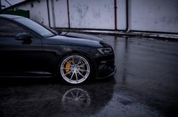JR Wheels JR37 Silver aluminiumfälg monterade på bil i stämnigsfull miljö