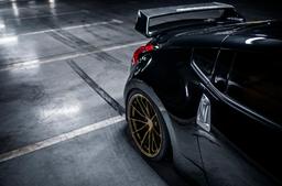 JR Wheels JR37 Brons aluminiumfälg monterade på bil i stämnigsfull miljö