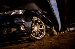 JR Wheels JR37 Silver aluminiumfälg monterade på bil i stämnigsfull miljö