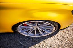 JR Wheels JR37 Silver aluminiumfälg monterade på bil i stämnigsfull miljö