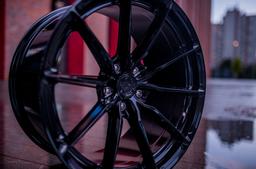 JR Wheels JR37 Svart aluminiumfälg monterade på bil i stämnigsfull miljö