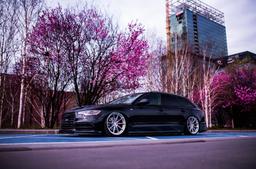 JR Wheels JR37 Hopea alumiinivanteet asennettuna autoon tunnelmallisessa ympäristössä