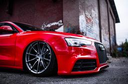 JR Wheels JR37 Harmaa alumiinivanteet asennettuna autoon tunnelmallisessa ympäristössä