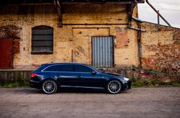 JR Wheels JR37 Grå aluminiumsfælge monteret på bil i en stemningsfuld omgivelse