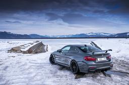 JR Wheels JR37 Musta alumiinivanteet asennettuna autoon tunnelmallisessa ympäristössä