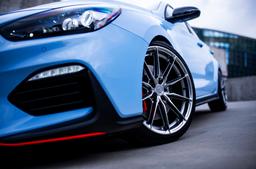 JR Wheels JR37 Harmaa alumiinivanteet asennettuna autoon tunnelmallisessa ympäristössä