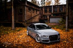 JR Wheels JR37 Hopea alumiinivanteet asennettuna autoon tunnelmallisessa ympäristössä