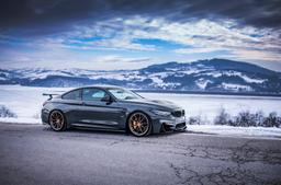 JR Wheels JR37 Pronssi alumiinivanteet asennettuna autoon tunnelmallisessa ympäristössä