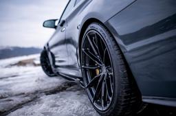 JR Wheels JR37 Musta alumiinivanteet asennettuna autoon tunnelmallisessa ympäristössä