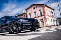 JR Wheels JR38 Grå aluminiumfälg monterade på bil i stämnigsfull miljö