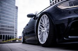 JR Wheels JR38 Sølv aluminiumsfelger montert på bil i en stemningsfull omgivelse