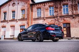 JR Wheels JR38 Bronse aluminiumsfelger montert på bil i en stemningsfull omgivelse