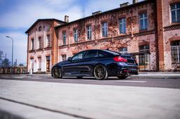 JR Wheels JR38 Bronse aluminiumsfelger montert på bil i en stemningsfull omgivelse