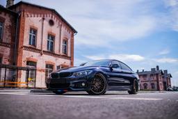 JR Wheels JR38 Bronse aluminiumsfelger montert på bil i en stemningsfull omgivelse