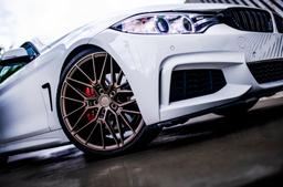 JR Wheels JR38 Bronse aluminiumsfelger montert på bil i en stemningsfull omgivelse