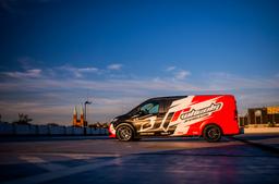 JR Wheels JR38 Sort aluminiumsfælge monteret på bil i en stemningsfuld omgivelse