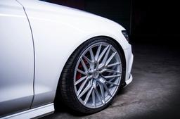 JR Wheels JR38 Sølv aluminiumsfelger montert på bil i en stemningsfull omgivelse