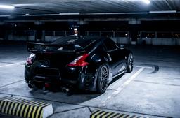 JR Wheels JR38 Harmaa alumiinivanteet asennettuna autoon tunnelmallisessa ympäristössä