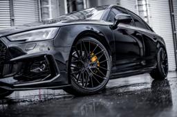 JR Wheels JR38 Sort aluminiumsfælge monteret på bil i en stemningsfuld omgivelse