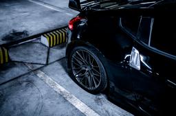 JR Wheels JR38 Harmaa alumiinivanteet asennettuna autoon tunnelmallisessa ympäristössä