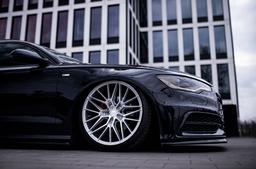 JR Wheels JR38 Sølv aluminiumsfelger montert på bil i en stemningsfull omgivelse