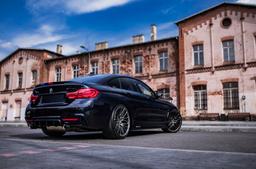 JR Wheels JR38 Grå aluminiumsfælge monteret på bil i en stemningsfuld omgivelse