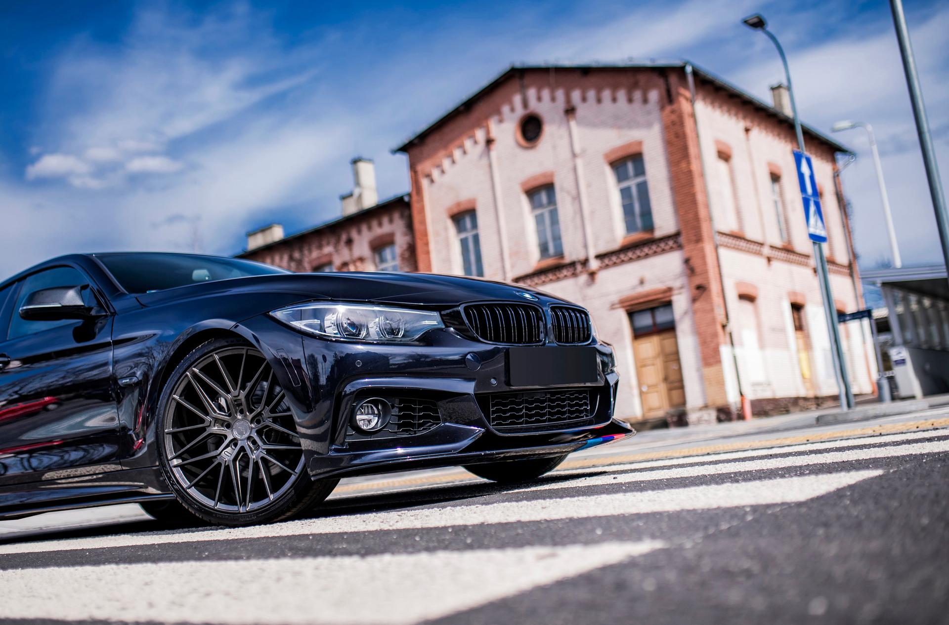 JR Wheels JR38 Harmaa alumiinivanteet asennettuna autoon tunnelmallisessa ympäristössä