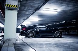 JR Wheels JR38 Harmaa alumiinivanteet asennettuna autoon tunnelmallisessa ympäristössä