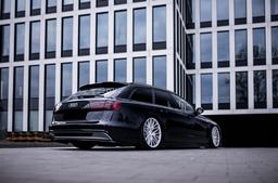 JR Wheels JR38 Sølv aluminiumsfelger montert på bil i en stemningsfull omgivelse