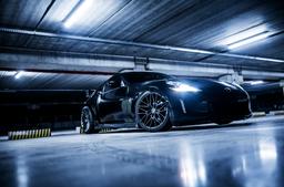 JR Wheels JR38 Harmaa alumiinivanteet asennettuna autoon tunnelmallisessa ympäristössä