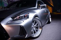 JR Wheels JR39 Sølv aluminiumsfelger montert på bil i en stemningsfull omgivelse