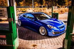 JR Wheels JR39 Hopea alumiinivanteet asennettuna autoon tunnelmallisessa ympäristössä