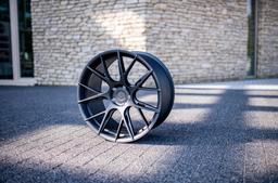 JR Wheels JR42 Grå aluminiumfälg monterade på bil i stämnigsfull miljö