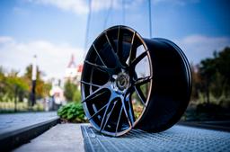 JR Wheels JR42 Svart aluminiumsfelger montert på bil i en stemningsfull omgivelse