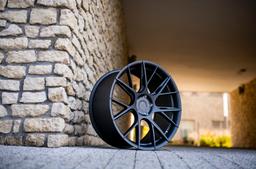 JR Wheels JR42 Grå aluminiumfälg monterade på bil i stämnigsfull miljö