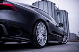 JR Wheels JR42 Sølv aluminiumsfelger montert på bil i en stemningsfull omgivelse