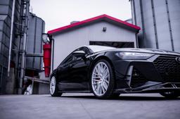 JR Wheels JR42 Sølv aluminiumsfælge monteret på bil i en stemningsfuld omgivelse