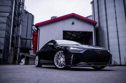 JR Wheels JR42 Sølv aluminiumsfælge monteret på bil i en stemningsfuld omgivelse