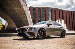 JR Wheels JR42 Sort aluminiumsfælge monteret på bil i en stemningsfuld omgivelse