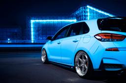JR Wheels JR43 Hopea alumiinivanteet asennettuna autoon tunnelmallisessa ympäristössä